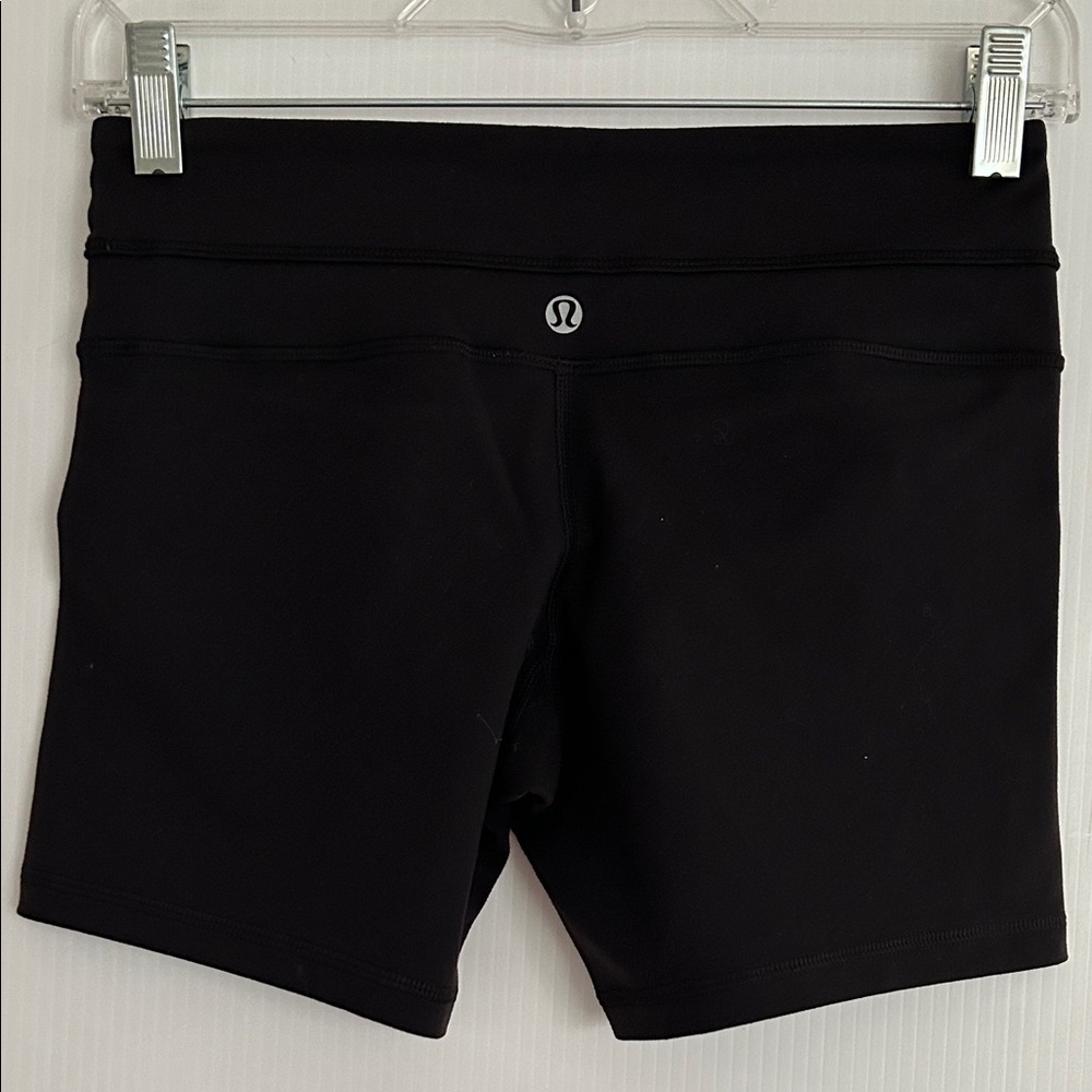 Lululemon Groove Short. SIZE 4
Black